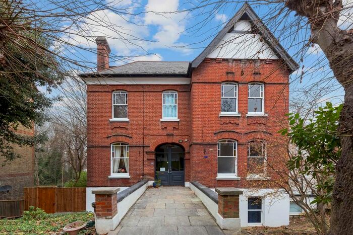 3 Bedroom Flat To Rent In Sylvan Road, London SE19