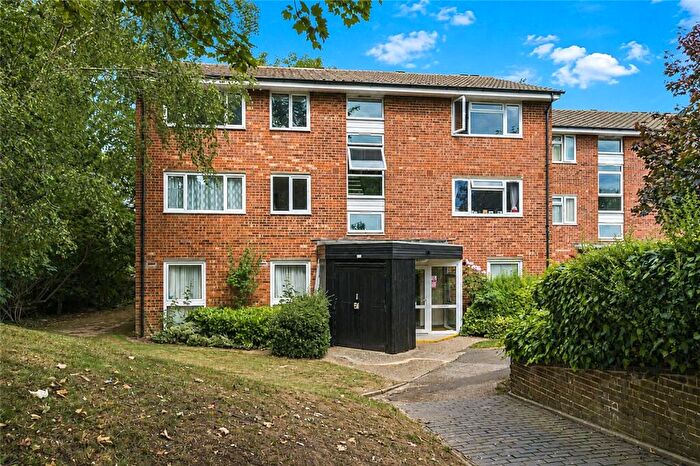 2 Bedroom Flat For Sale In Dyke Drive, Orpington, Kent, BR5