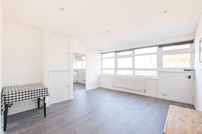 3 Bedroom Flat To Rent In Fairview House, Brixton Hill, London, SW2