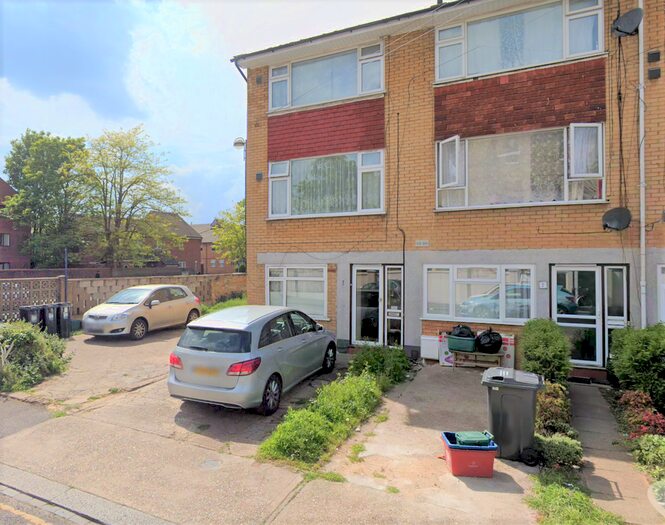 Studio To Rent In Corban Road, Off Bath Road Hounslow, TW3