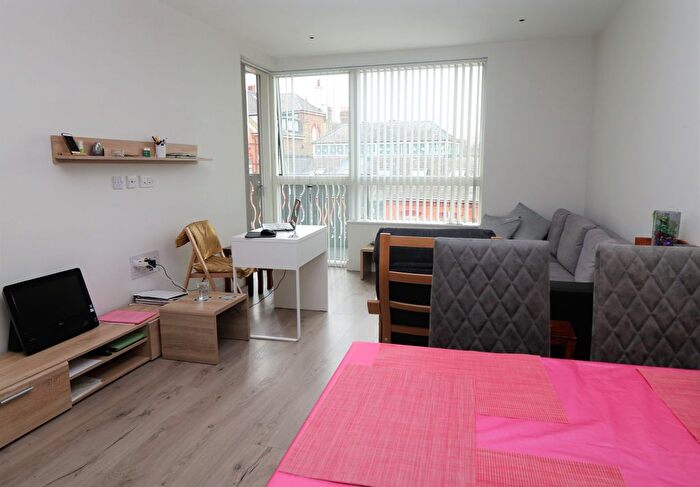 2 Bedroom Flat To Rent In High Street, London, N8