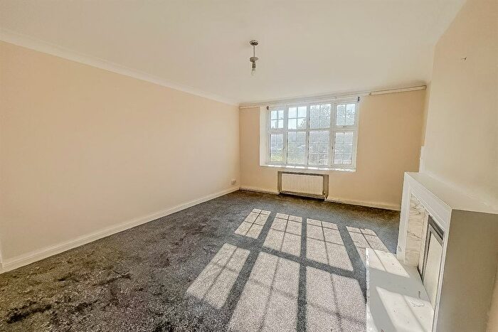 2 Bedroom Flat To Rent In Quadrant Close, The Burroughs, Hendon, NW4
