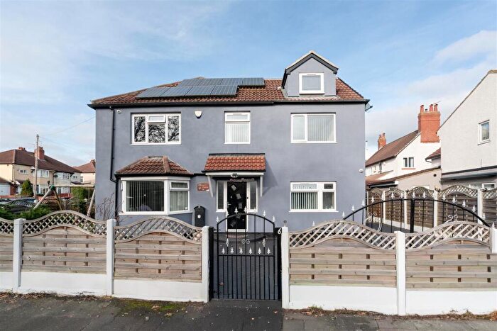 6 Bedroom Detached House For Sale In East Moor Road, Roundhay, LS8