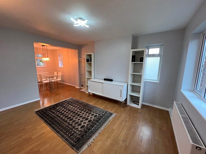 2 Bedroom Apartment To Rent In St. Michael's Close, London, N3