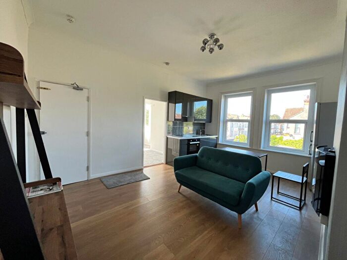 1 Bedroom Flat To Rent In Finchley Road, Westcliff-on-sea, Southend-on-sea, SS0