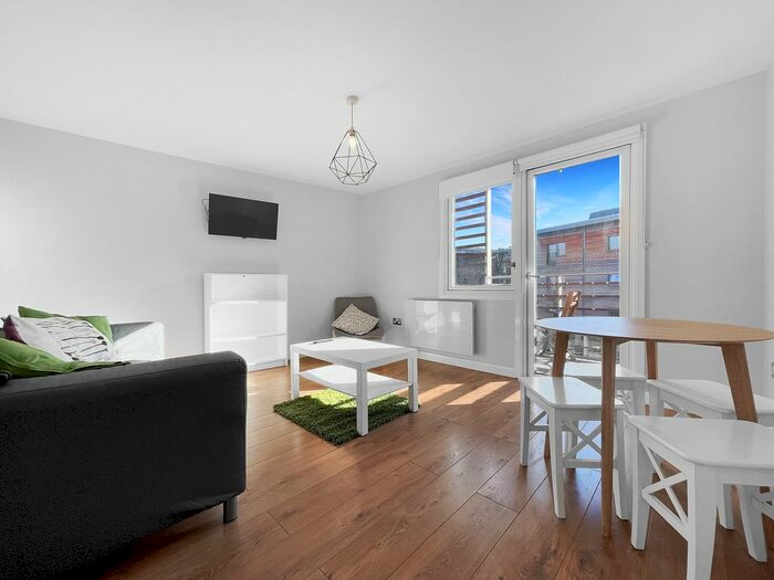 2 Bedroom Flat To Rent In North Crescent, North Street, LS2