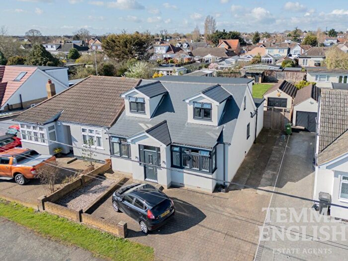 3 Bedroom Semi-Detached House For Sale In Fanton Walk, Wickford, Essex, SS11