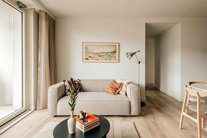 3 Bedroom Flat To Rent In Davey Square, London, E9