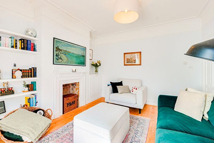 2 Bedroom Flat For Sale In Rockleigh Avenue, Leigh-On-Sea, SS9