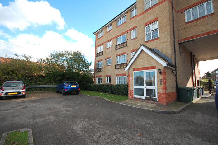 2 Bedroom Flat For Sale In Alice Close, New Barnet, EN5