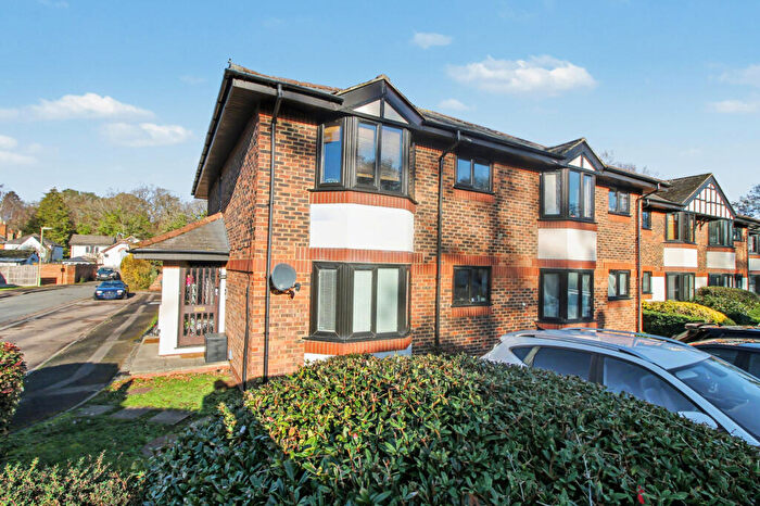 2 Bedroom Maisonette For Sale In Waterside Court, Fleet, GU51