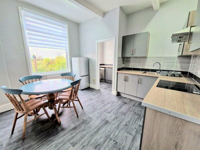 2 Bedroom Flat To Rent In Street Lane, Leeds, West Yorkshire, Uk, LS8