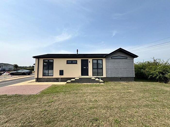 2 Bedroom Park Home For Sale In New Road, Clifton, SG17