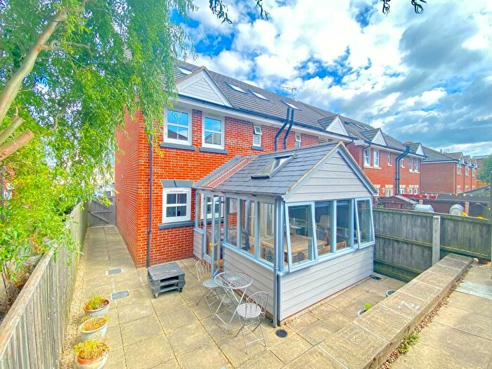 4 Bedroom Semi-Detached House To Rent In Consort Road, Cowes, PO31