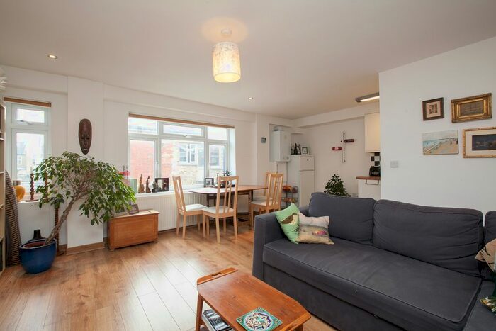 2 Bedroom Flat To Rent In Windus Road, London, N16