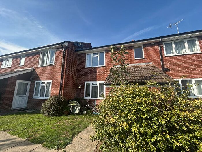 2 Bedroom Flat To Rent In Honor Close, Kidlington, OX5