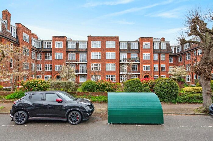 1 Bedroom Apartment For Sale In River Court, Portsmouth Road, Surbiton, KT6