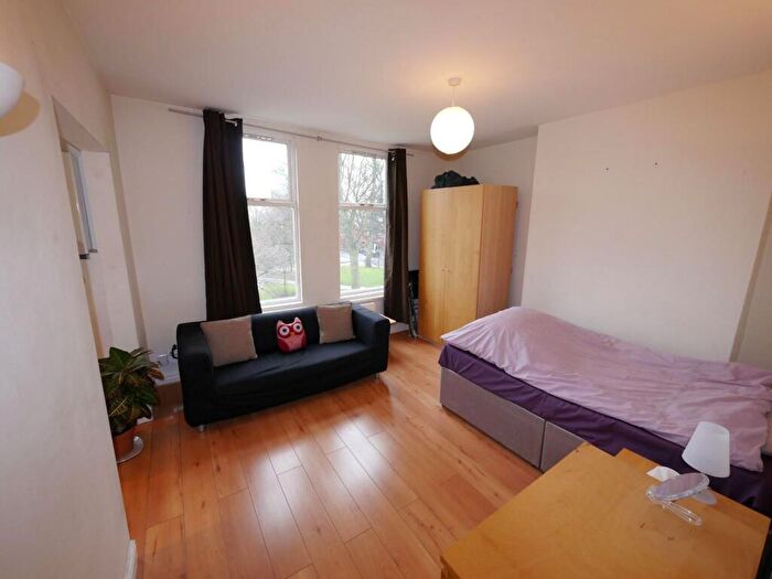 1 Bedroom Flat To Rent In Blenheim Square, Leeds, LS2