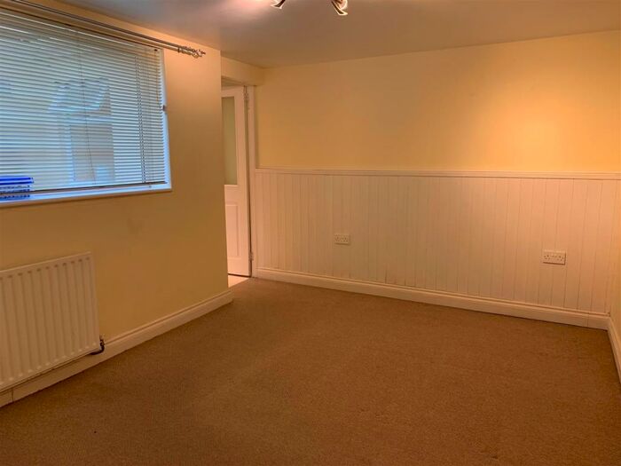 2 Bedroom Flat To Rent In Summerland Street, Barnstaple, EX32