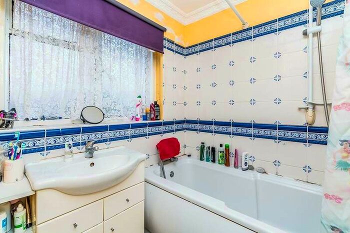 3 Bedroom Semi-Detached House To Rent In Vanguard Road, Southampton, SO18