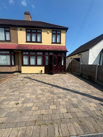 3 Bedroom End Of Terrace House To Rent In Rainham, RM13