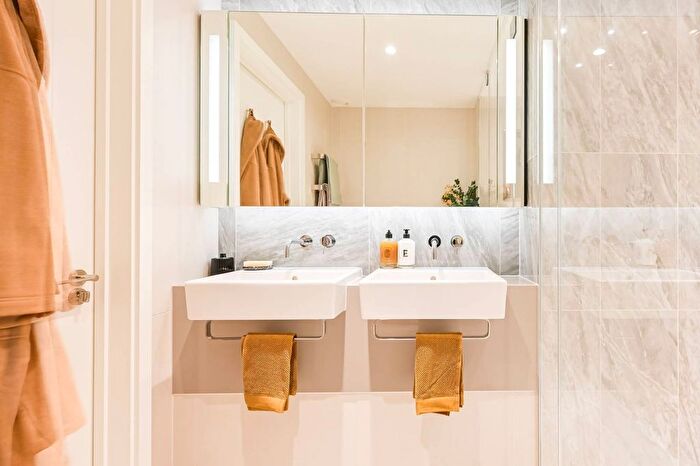 2 Bedroom Flat For Sale In South Quay Plaza, Canary Wharf, E14