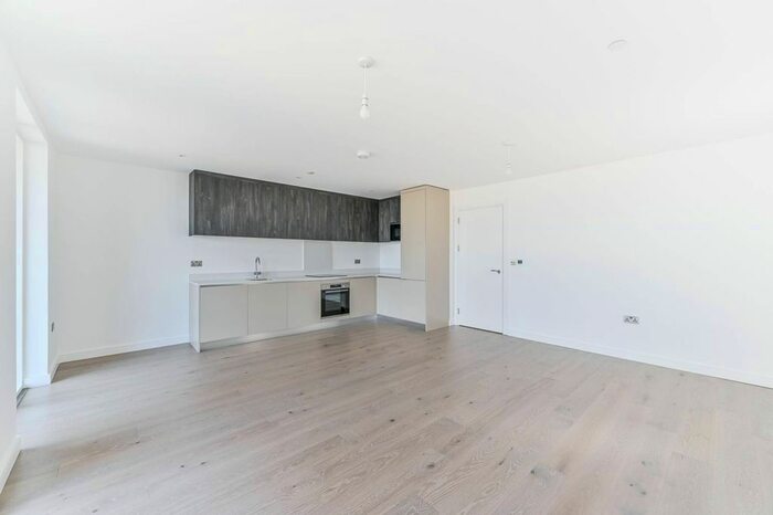 3 Bedroom Flat To Rent In Boulevard Point, Croydon, CR0