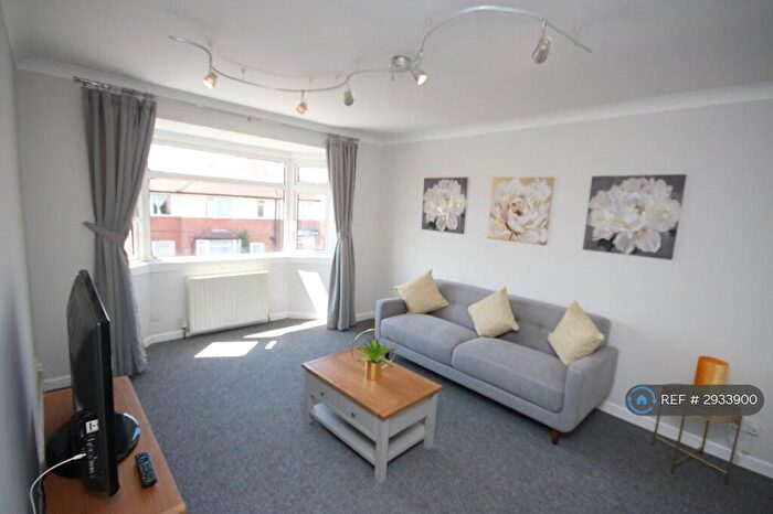 3 Bedroom Flat To Rent In Malmesbury Park Road, Bournemouth, BH8