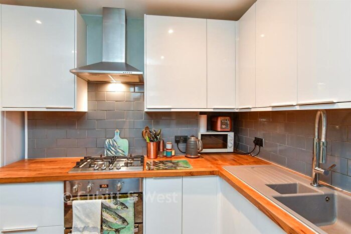 1 Bedroom Flat For Sale In St. Aubyn's Road, Fishersgate, Brighton, East Sussex, BN41