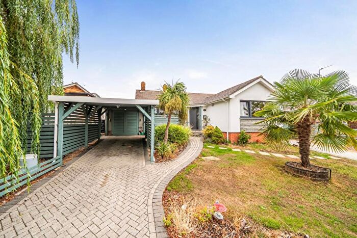 3 Bedroom Detached Bungalow For Sale In Eglantine Walk, Waterlooville, PO8