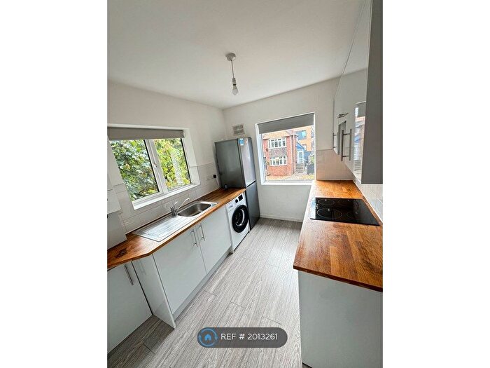 2 Bedroom Maisonette To Rent In Blakeney Court, Maidenhead, SL6