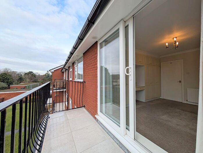 3 Bedroom Apartment To Rent In Let - Oakworth Bank, Southport - Three Bedroom Nd Floor Apt, PR9