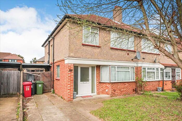 3 Bedroom Semi Detached House For Sale In Grasmere Avenue, Slough, SL2