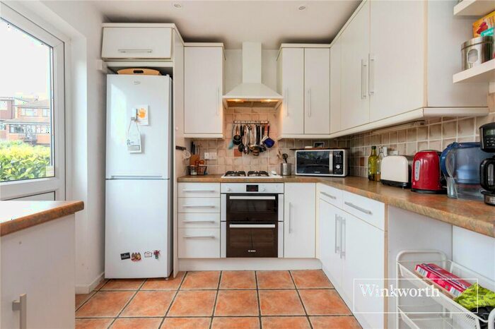 1 Bedroom Apartment For Sale In Basing Way, Finchley, London, N3