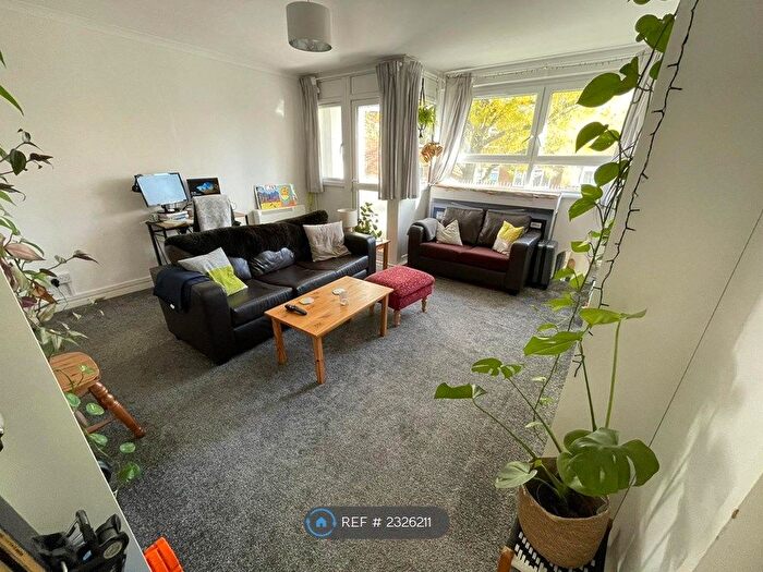 3 Bedroom Flat To Rent In Homemead, London, SW12