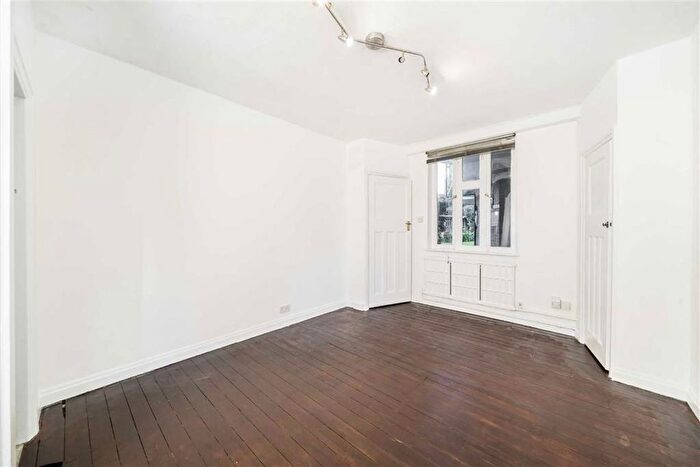 Studio To Rent In Tudor Close, London, SW2