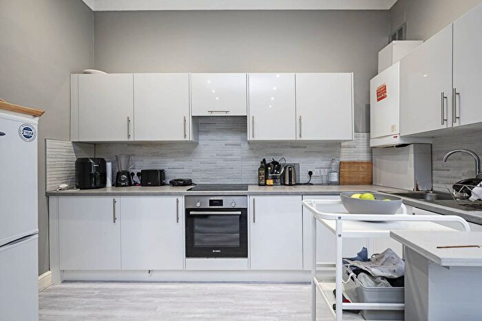 2 Bedroom Flat To Rent In Well Street, Hackney, London, E9