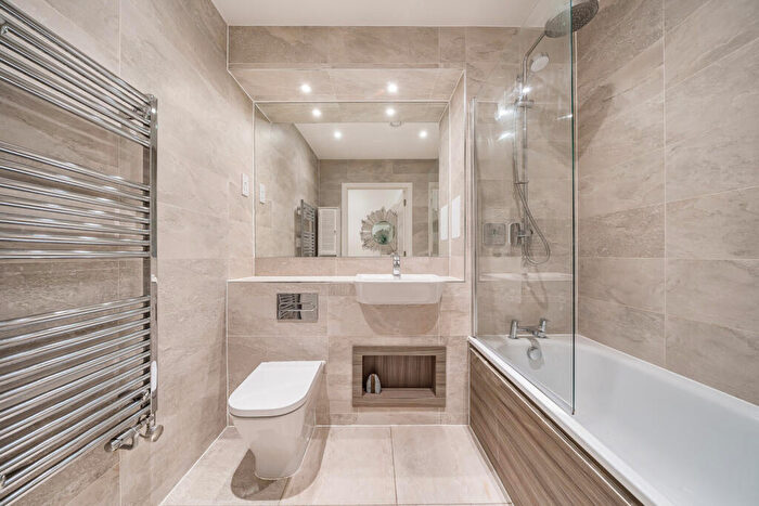 1 Bedroom Apartment For Sale In Lomond Grove, London, SE5