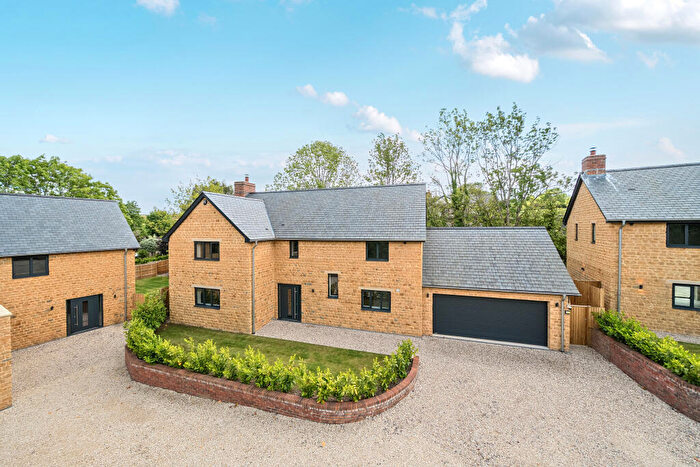 4 Bedroom Detached House For Sale In Broadstone Lane, Hardington Mandeville, BA22