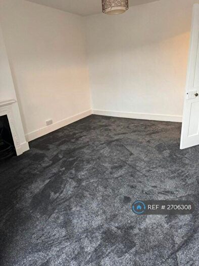 2 Bedroom Flat To Rent In Nutfield Road, Merstham, Redhill, RH1