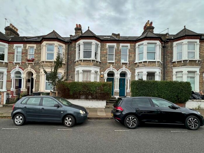 3 Bedroom Flat To Rent In Maplestead Road, London, SW2