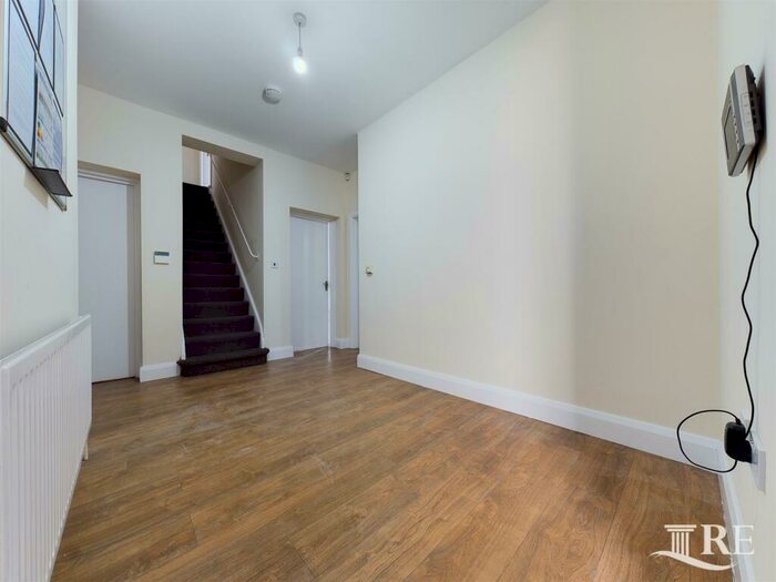 3 Bedroom Flat To Rent In Walm Lane, London, NW2