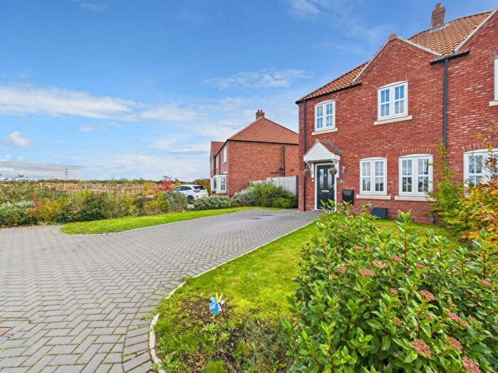 3 Bedroom Semi Detached House For Sale In Lumley Avenue, Kingswood, Hull, HU7