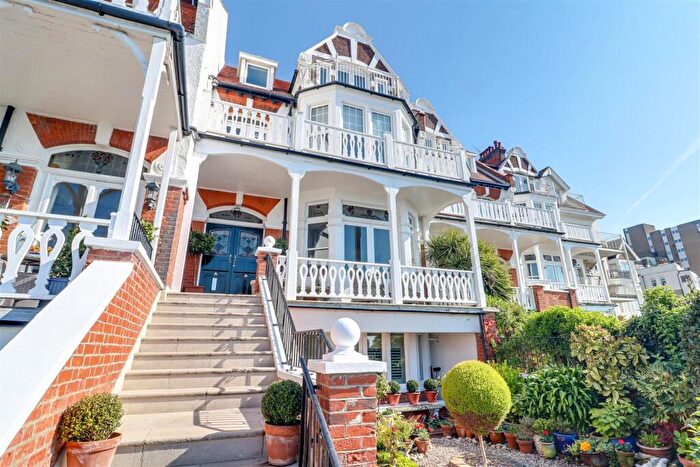 3 Bedroom Flat For Sale In The Leas, Westcliff-On-Sea, SS0