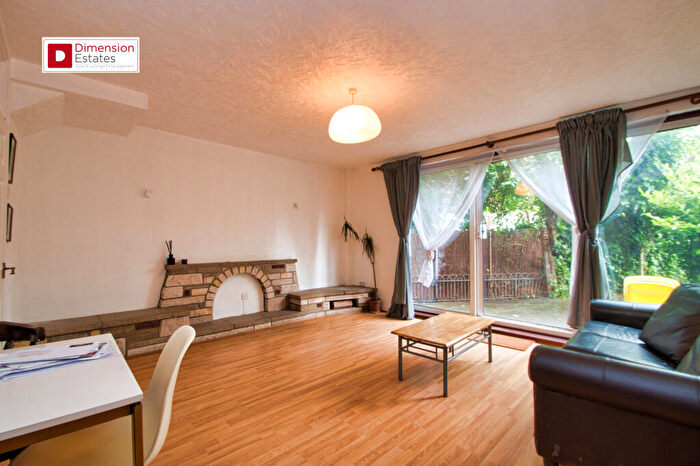 3 Bedroom Maisonette To Rent In Weymouth Terrace, Shoreditch, Hoxton, London, E2