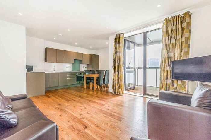 2 Bedroom Flat To Rent In New Village Avenue, Poplar, London, E14