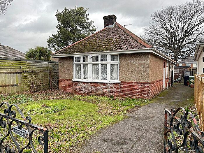 3 Bedroom Detached Bungalow For Sale In Middle Road, Oakdale, Poole, BH15