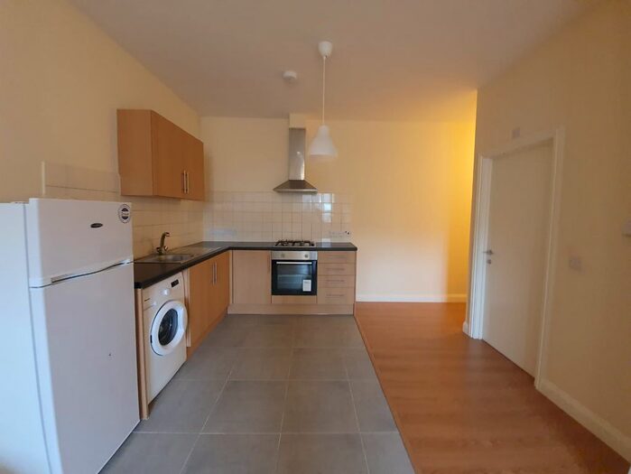 1 Bedroom Flat To Rent In High Street, Slough, Berkshire, SL1