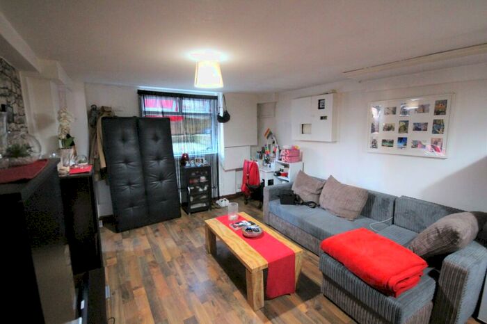 1 Bedroom Flat To Rent In Luxor Street, Leeds, West Yorkshire, LS8