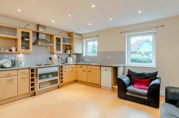 2 Bedroom Flat To Rent In High Road, Harrow Weald, Harrow, HA3
